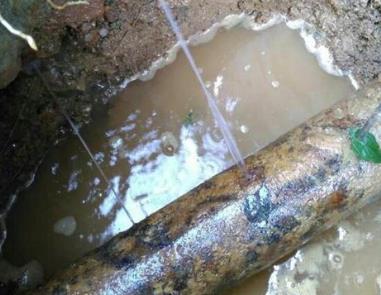 华宁楼顶渗水维修公司分享下地暖漏水的原因及检测方法。